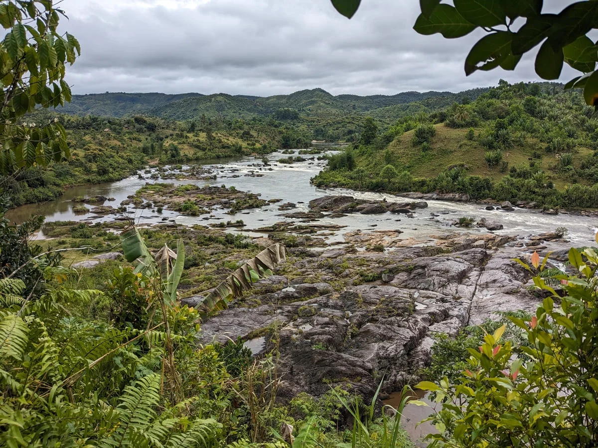 Vista del río Marimbona serpenteando entre colinas verdes en el este de Madagascar