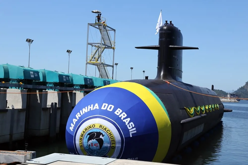 Submarino Riachuelo en el astillero de Itaguaí durante su ceremonia de lanzamiento