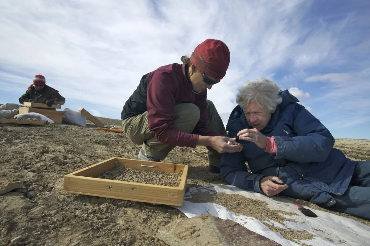 Las paleontólogas Natalia Rybczynski y Mary Dawson inspeccionan el terreno del cráter Haughton en busca de fósiles durante una campaña de 2007