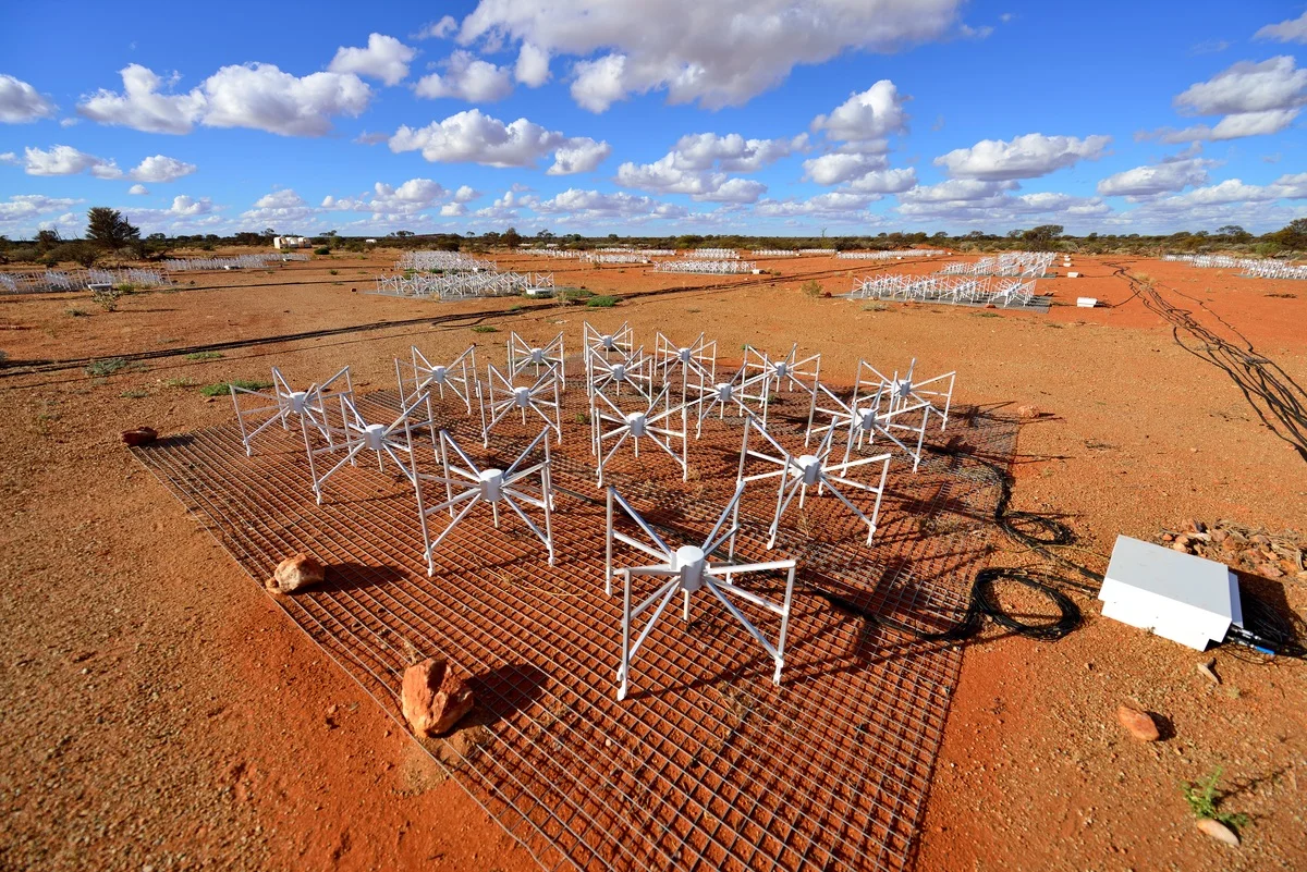 Antenas del radiotelescopio Murchison Widefield Array en tierras Wajarri, Australia Occidental, dispuestas en campo abierto.