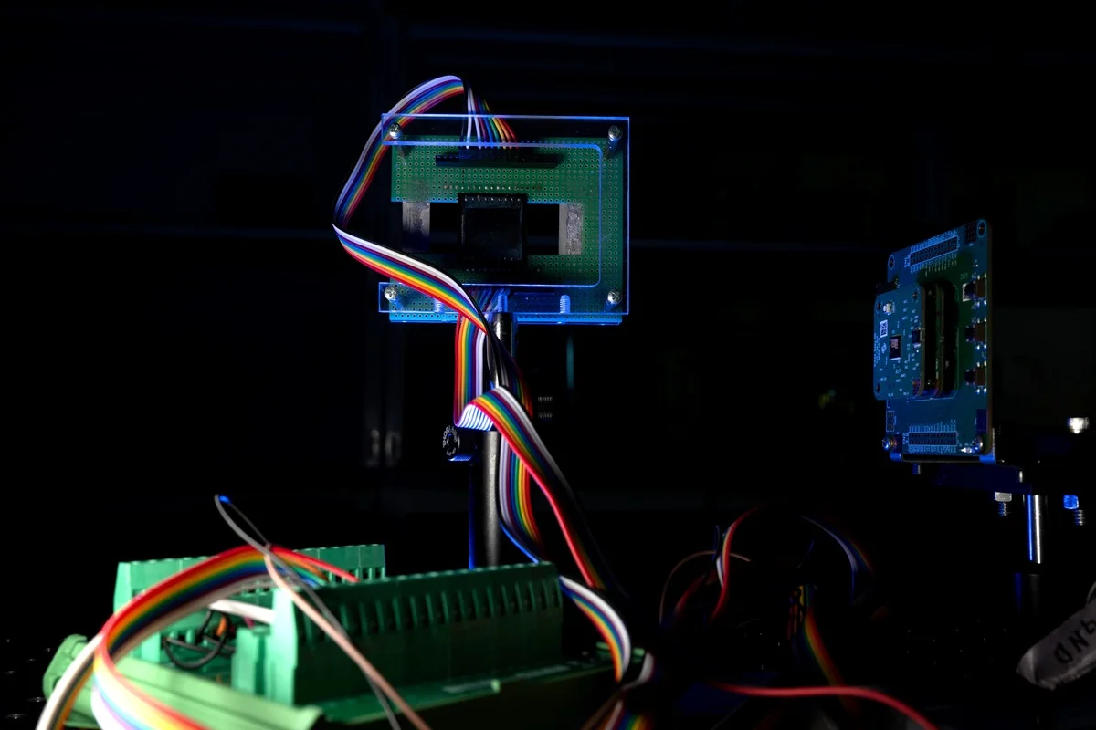 Cables planos conectados a la metasuperficie para controlar voltaje y comportamiento óptico