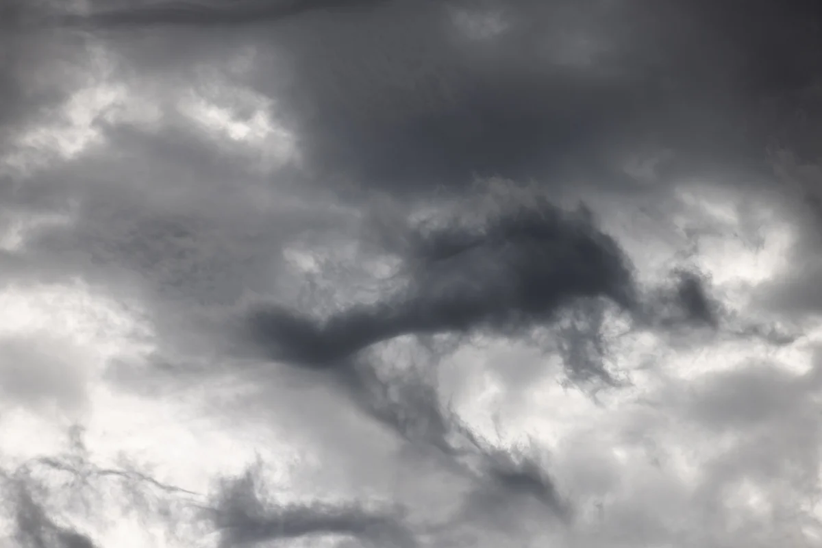 Nubes reflejando la luz solar hacia el espacio sobre el océano
