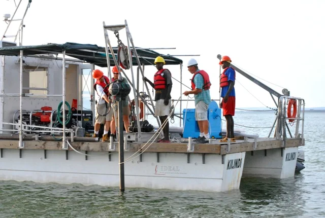 Investigadores a bordo de un buque de investigación en el lago Turkana