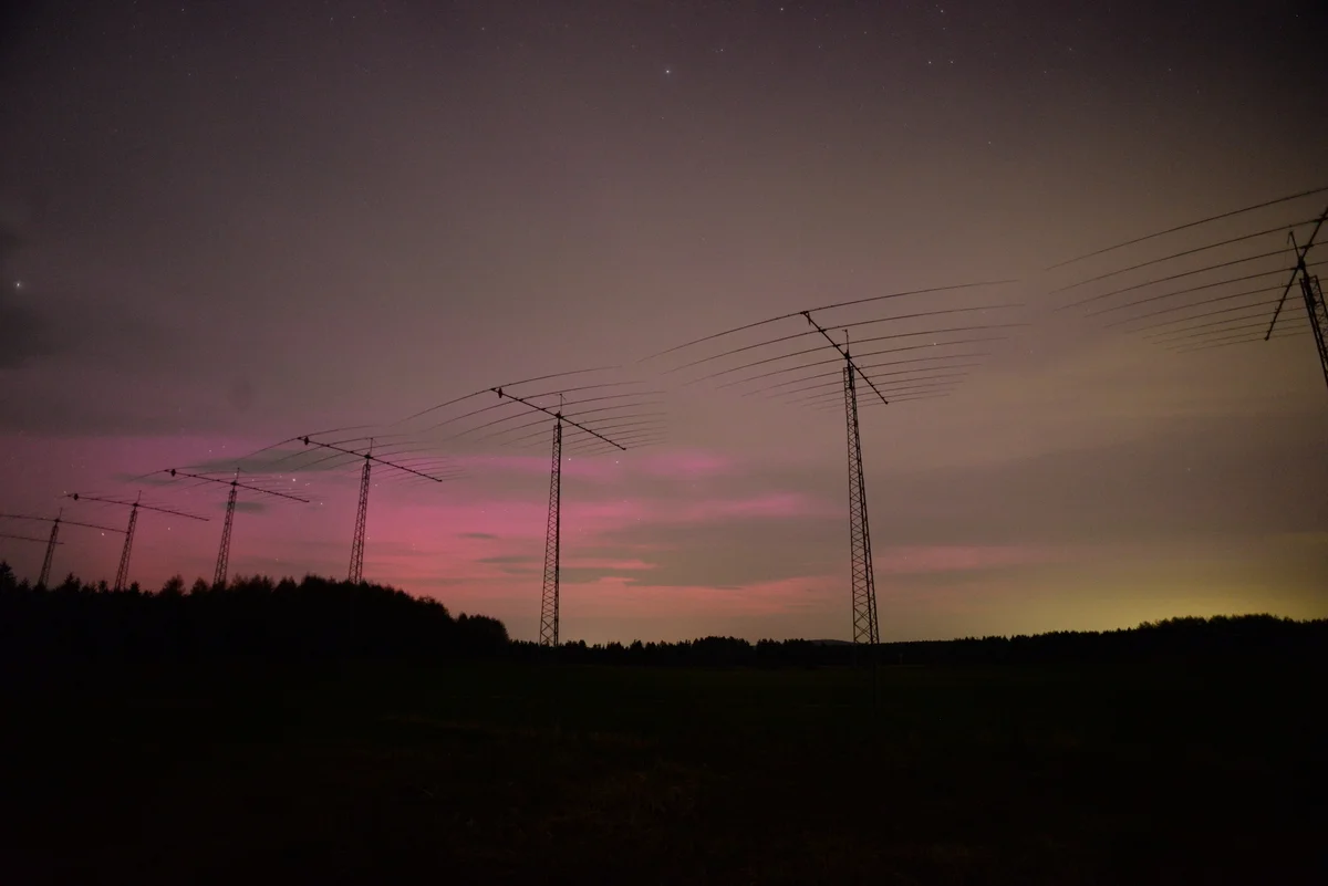 Aurora de tonos rojizos y rosados observada en Rikubetsu, Japón, durante una supertormenta geomagnética