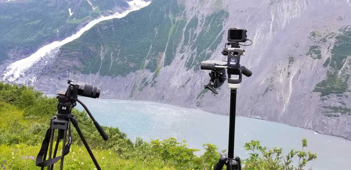 Cámara de monitoreo instalada sobre el glaciar Barry para registrar imágenes con sello de tiempo GPS