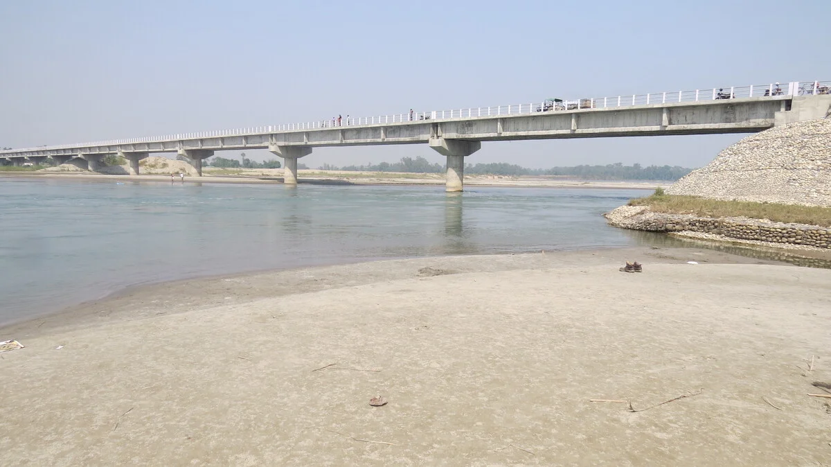 Puente que conecta comunidades rodeadas por el río Karnali