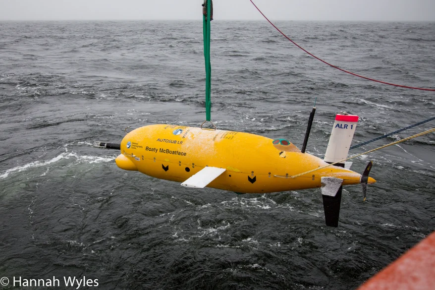 Boaty McBoatface realizando mediciones bajo el hielo antártico