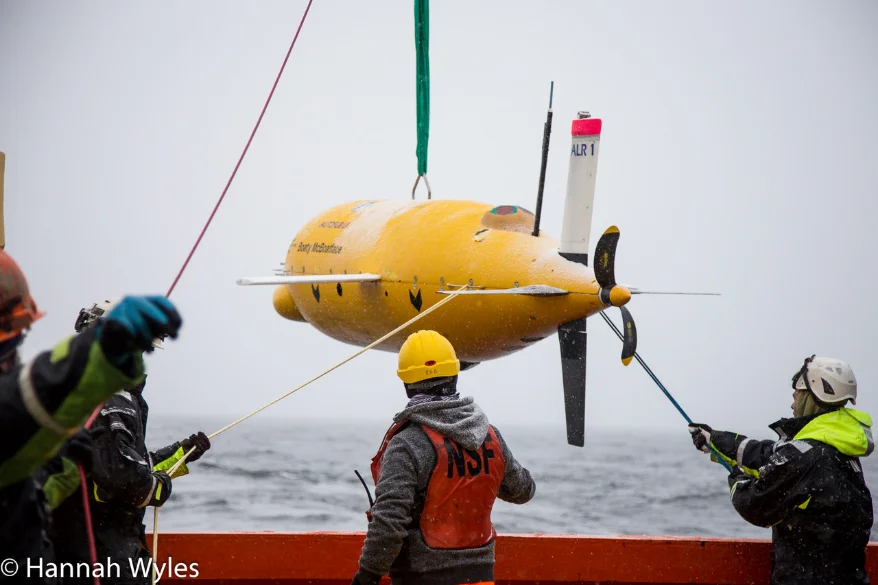 Vehículo submarino Boaty McBoatface bajo plataforma de hielo
