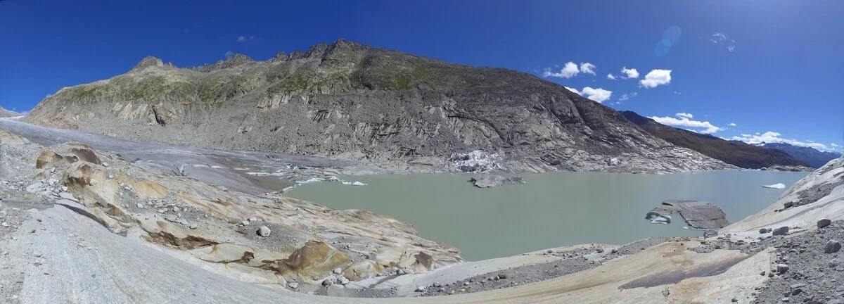 Vista del glaciar del Ródano notablemente reducido por el calentamiento extremo