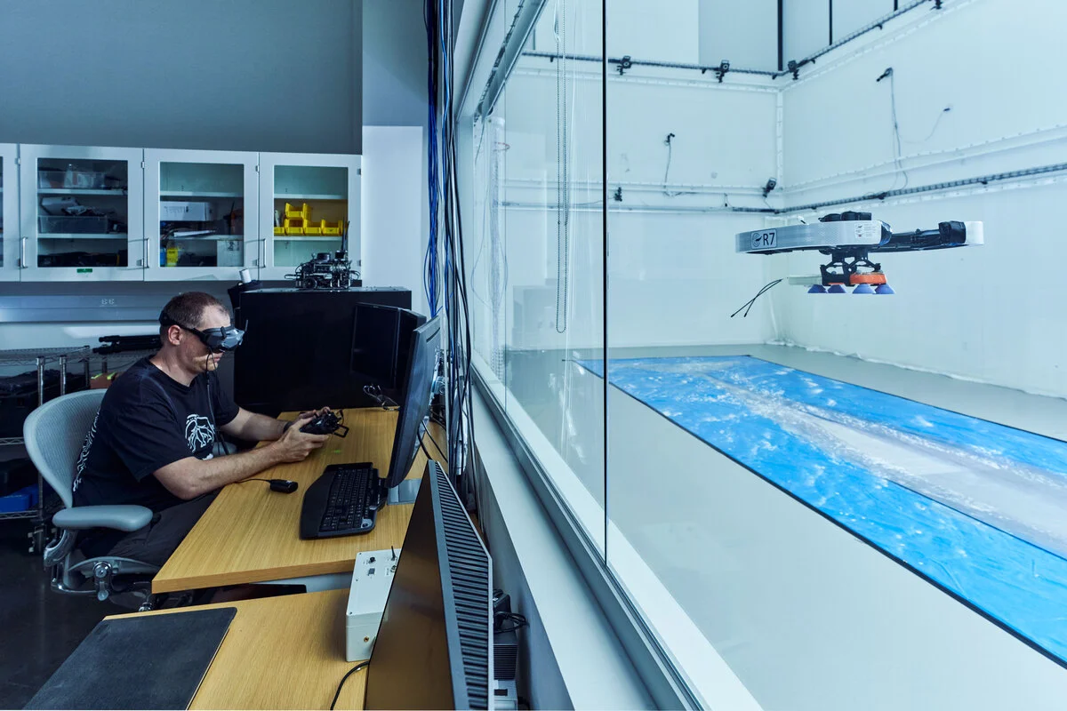 Daniel Vogt evaluando equipo técnico en un laboratorio