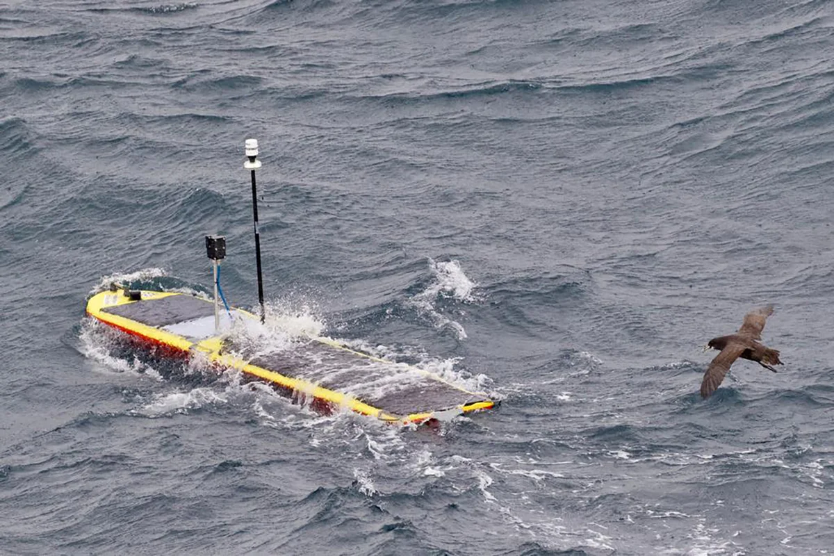 Vehículo de superficie Wave Glider utilizado para tomar mediciones en el Océano Austral