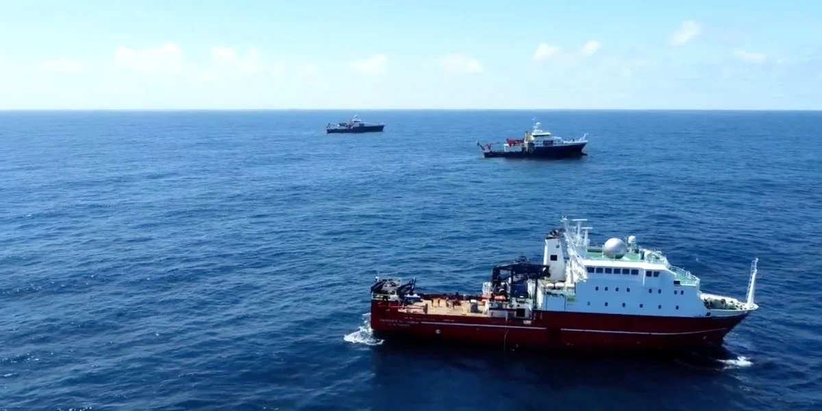 Tres buques de investigación utilizados en la misión EXPORTS navegando en formación