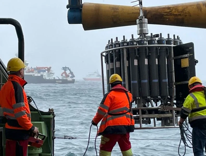 Investigadores desplegando un CTD roseta desde un buque oceanográfico