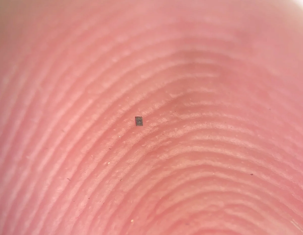 Microrrobot con sensores y computadora integrado equilibrado sobre la cresta de una huella dactilar