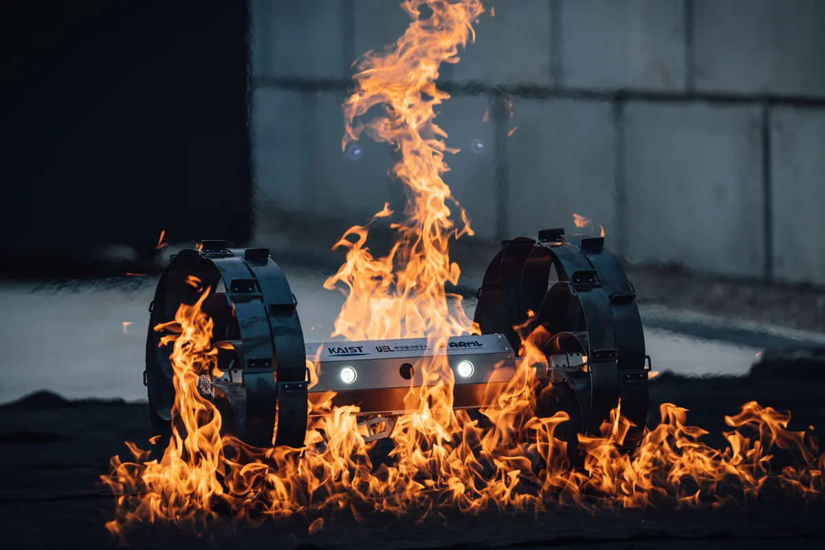 Robot de KAIST envuelto en llamas durante una prueba de resistencia en un entorno controlado