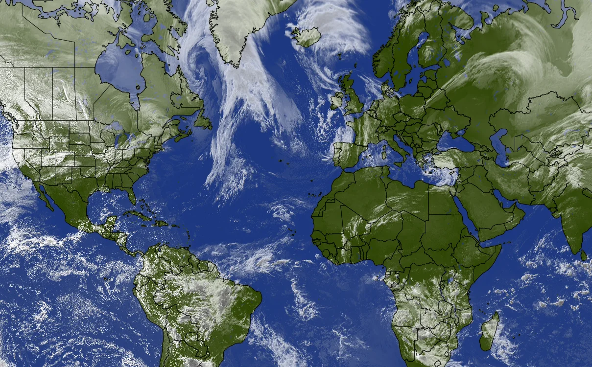 Imagen satelital global con cobertura nubosa sobre América, África y Europa
