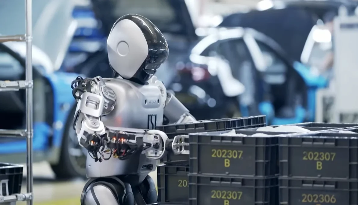 Robot humanoide manipulando cajas en una fábrica