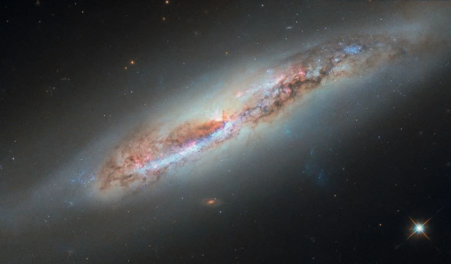 Galaxia NGC 4388 captada por el telescopio espacial Hubble