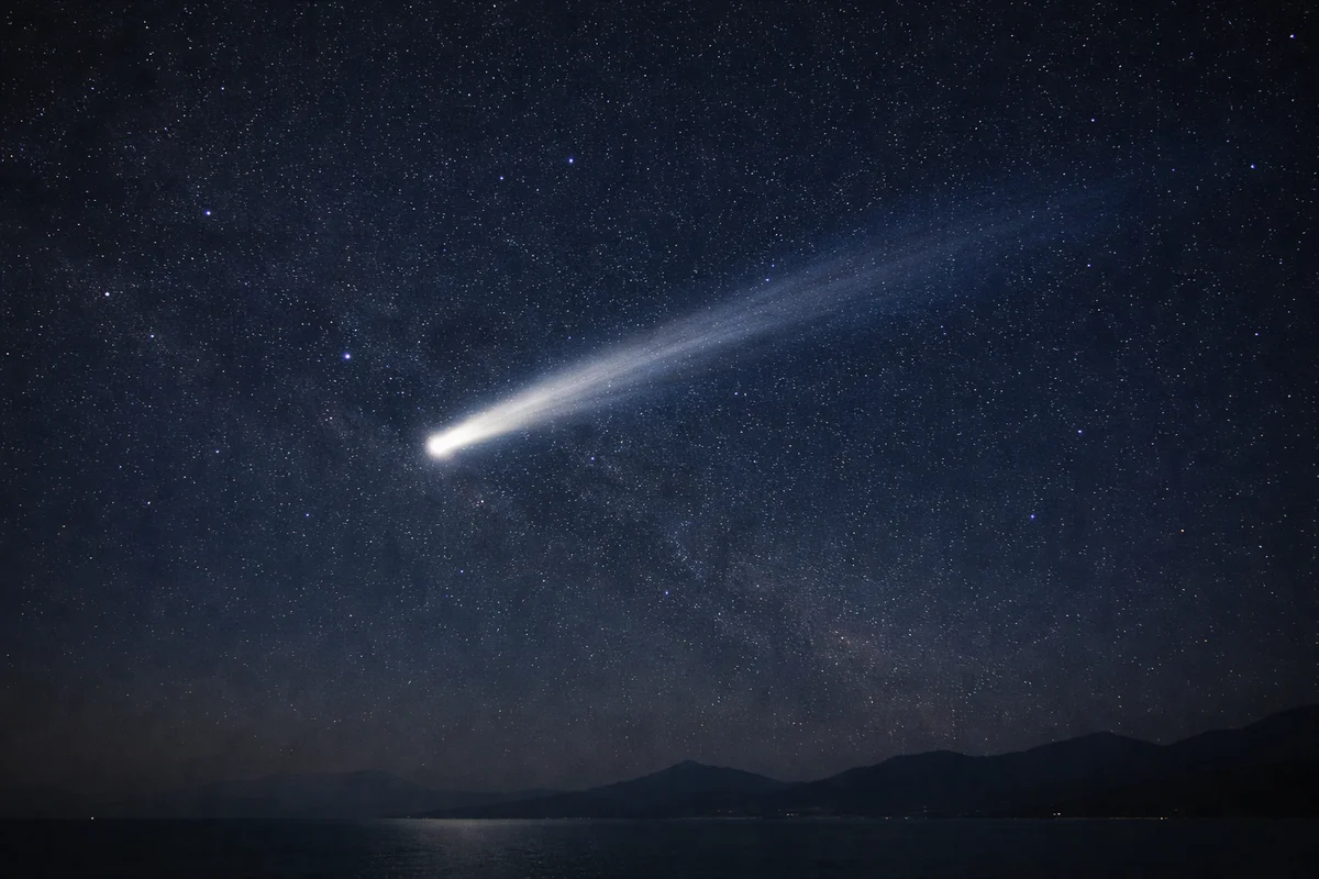 Cometa cruzando el cielo nocturno