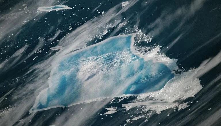 Fotografía del iceberg A-23A tomada desde la Estación Espacial Internacional, con charcas de deshielo visibles.