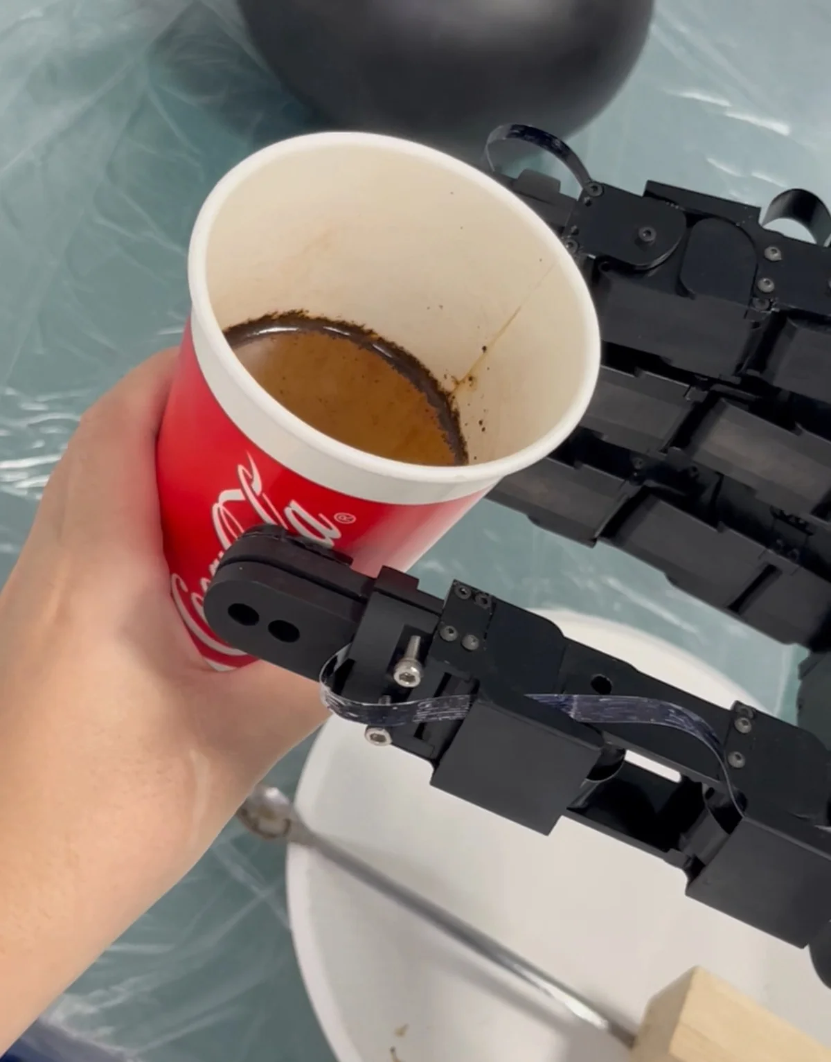 Robot preparando café y sirviéndolo a una persona