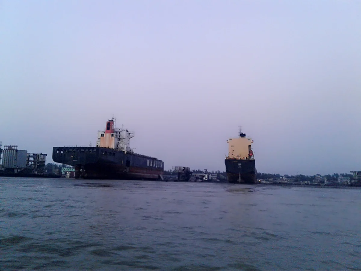 Buque mercante navegando por la Bahía de Bengala