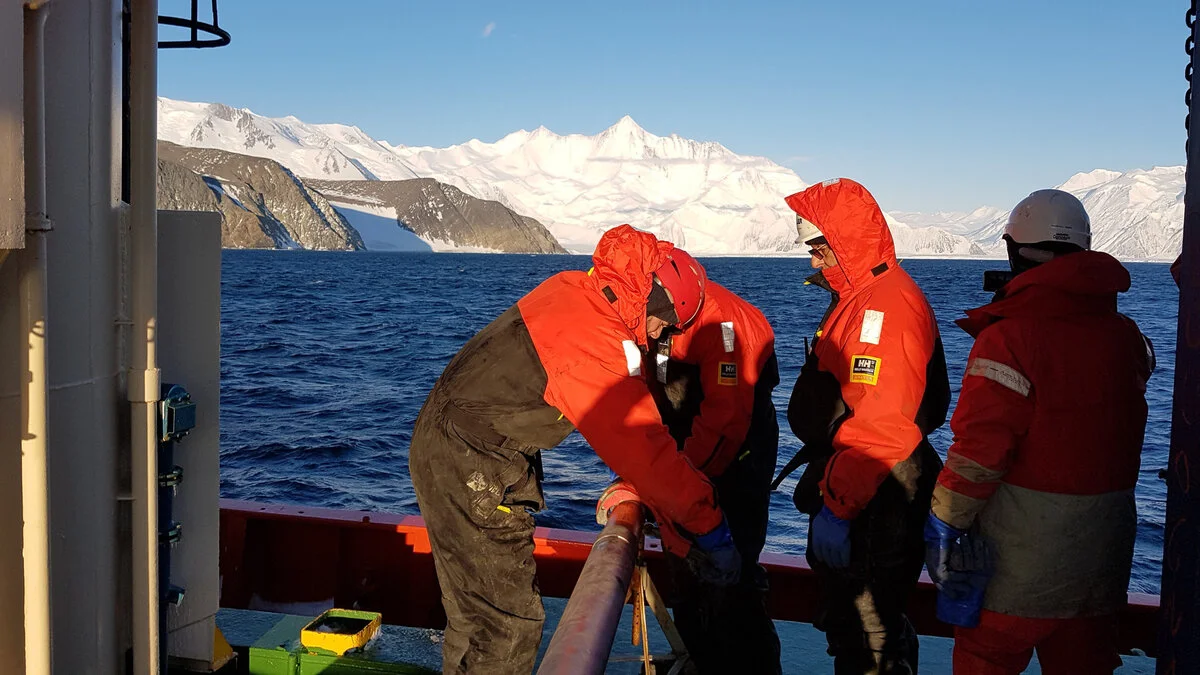 Equipo científico en cubierta tras la toma de muestras de sedimentos marinos