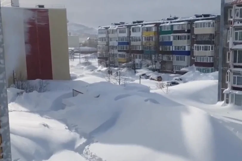 Conjunto de edificios rodeados por grandes montículos de nieve acumulada