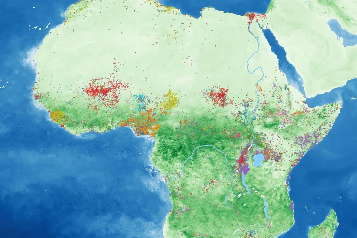 Mapa de África con puntos de colores que representan eventos de conflicto sobre un fondo verde de vegetación