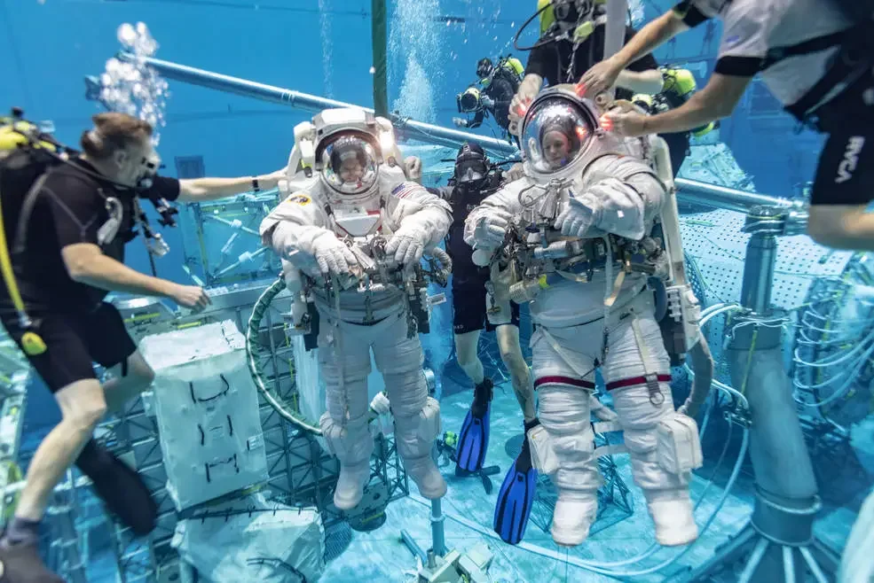Astronautas entrenando caminatas espaciales en la piscina Neutral Buoyancy Laboratory de la NASA