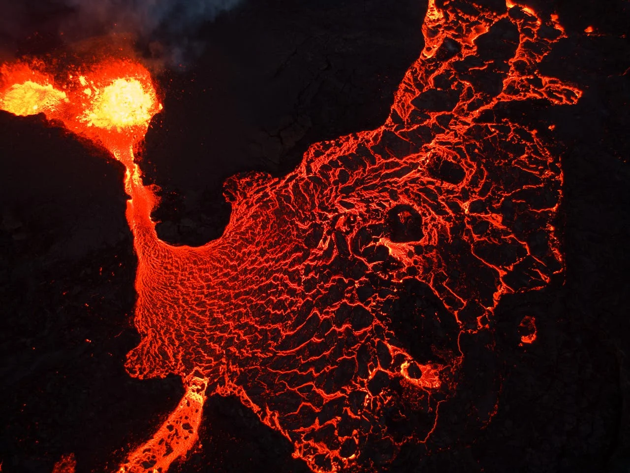 Lava en erupción vista aérea