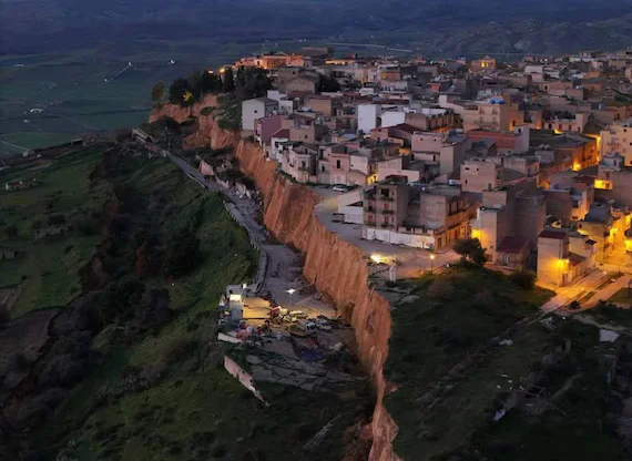 Barrio situado al borde de un talud erosionado tras un deslizamiento de tierra