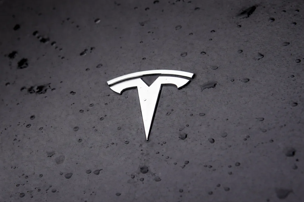 Logo de Tesla sobre carrocería mojada