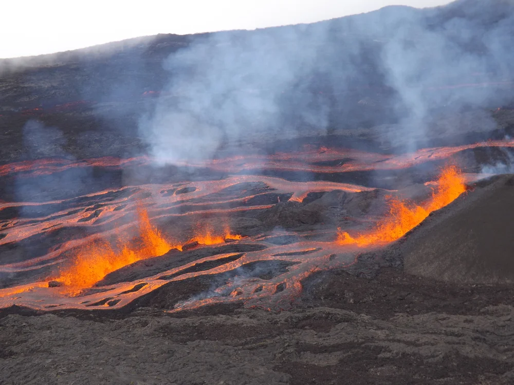 Erupción volcánica con coladas de lava en el Piton de la Fournaise