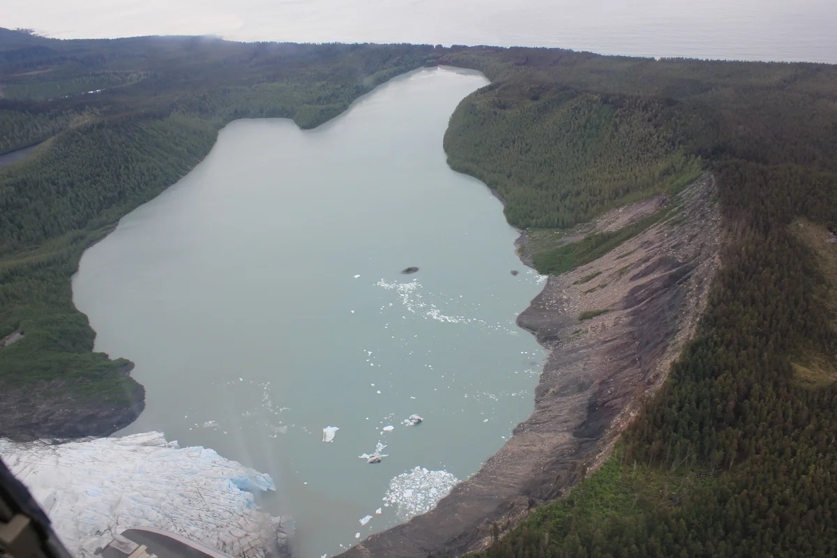 Lago represado por morrena bajo el glaciar Finger en Glacier Bay