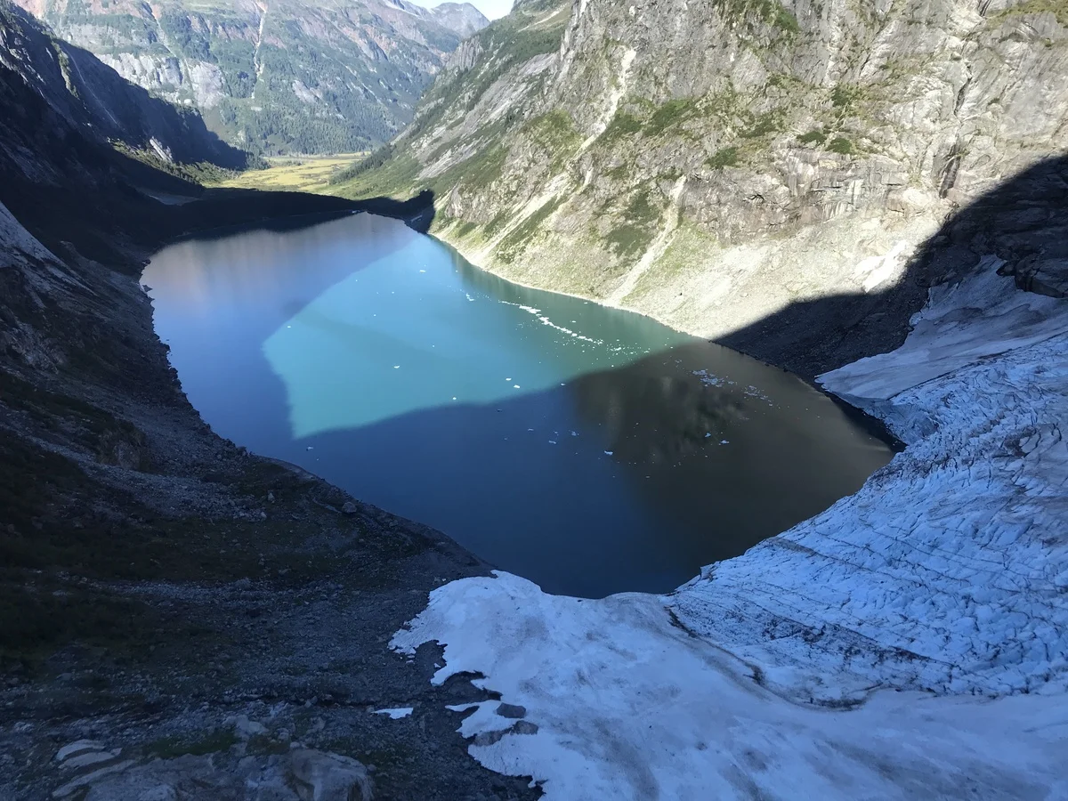 Lago glacial reciente cerca de Terrace en Columbia Británica
