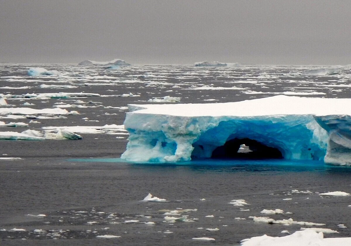 Icebergs flotando en el mar de Amundsen entre bloques de hielo antártico