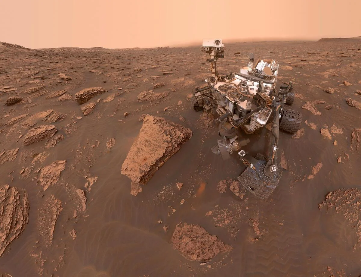 Autorretrato del rover Curiosity durante una tormenta de polvo en el cráter Gale de Marte