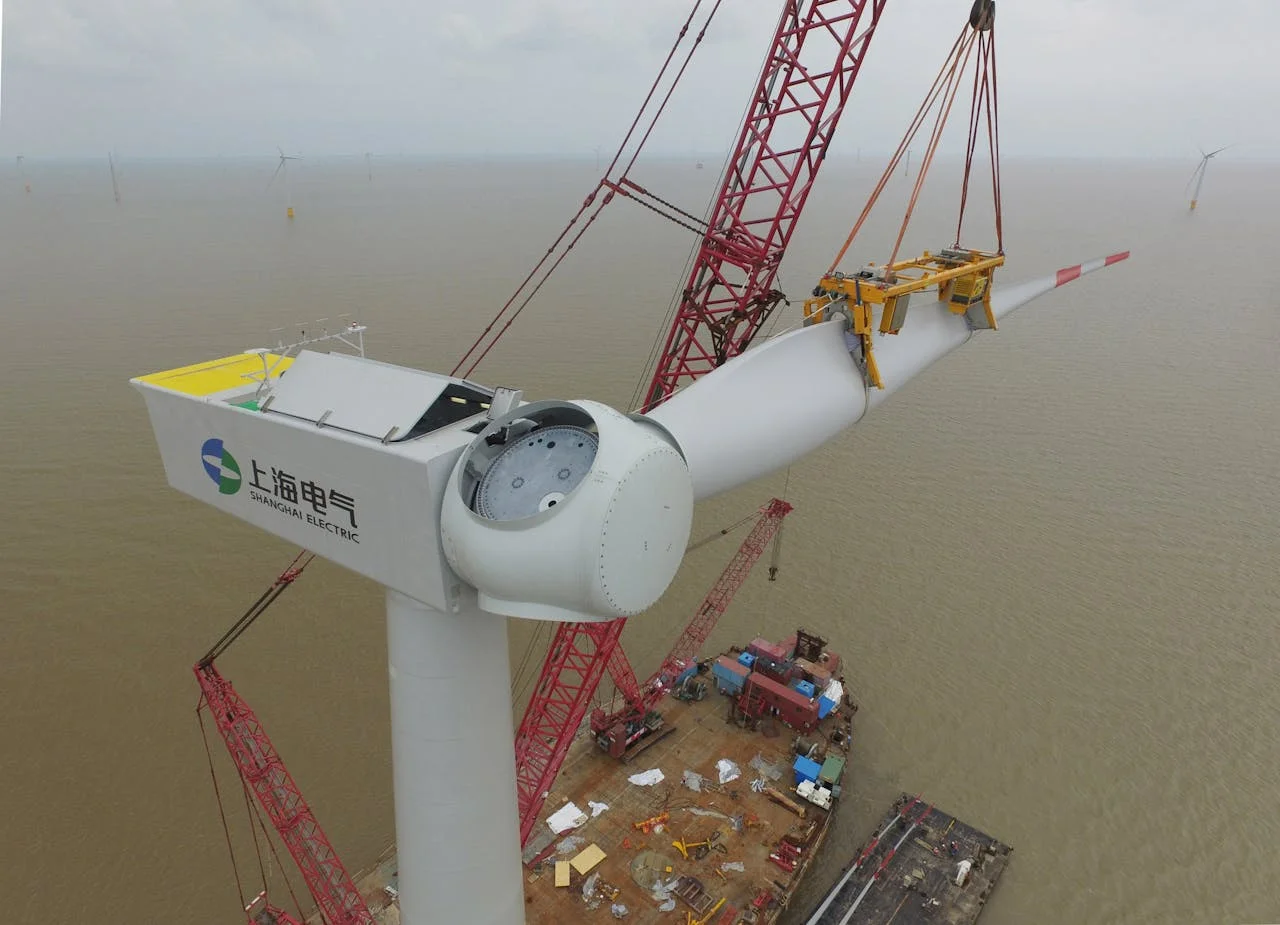Instalación de una turbina eólica marina sobre una plataforma con grúas en un parque eólico offshore en China