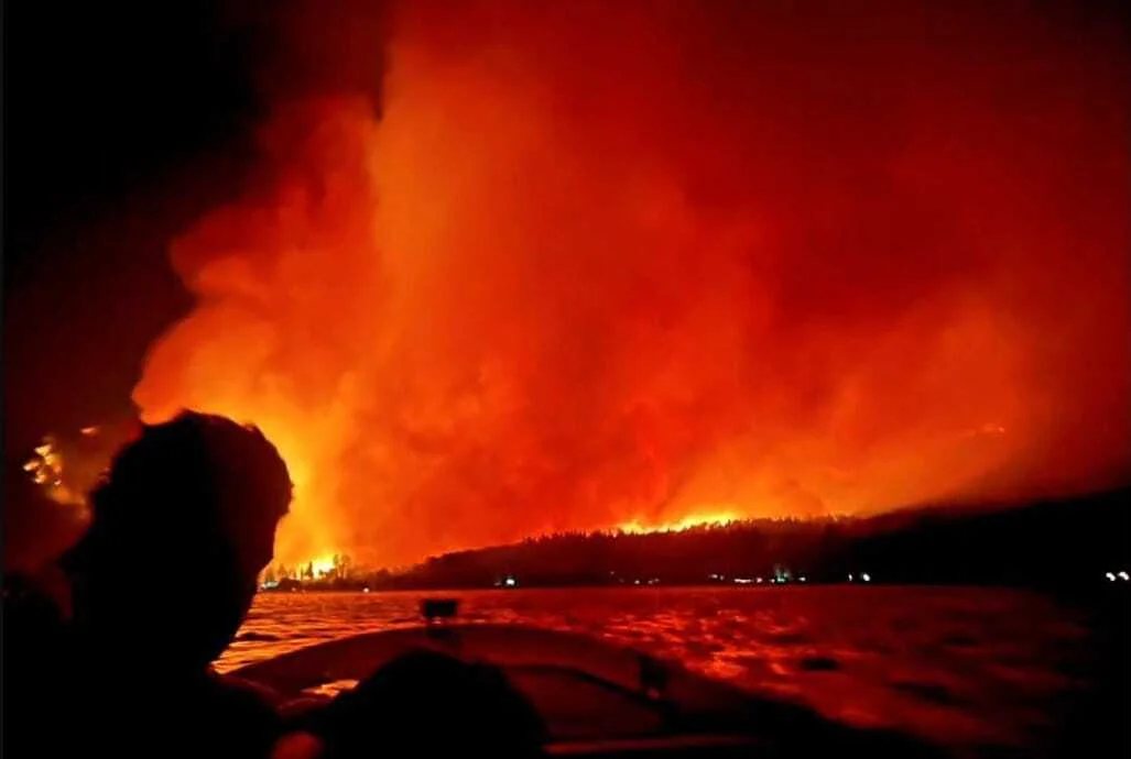 Gran incendio forestal iluminando el cielo nocturno