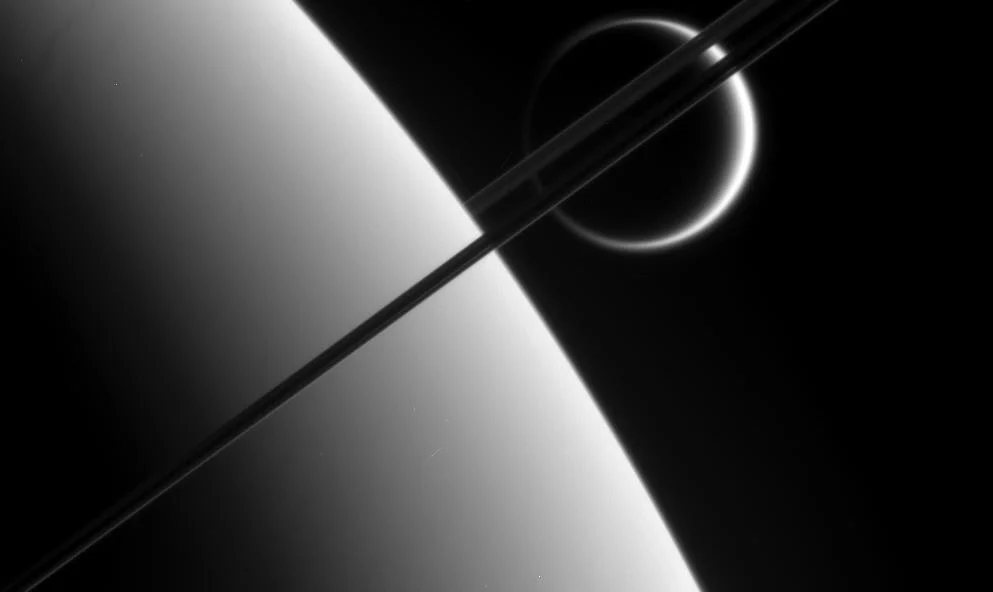 La nave Cassini observa Titán más allá del planeta Saturno