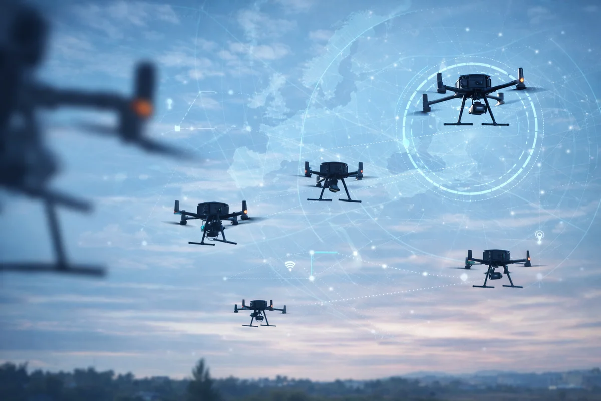 Drones en vuelo con gráficos digitales de vigilancia sobre el cielo europeo