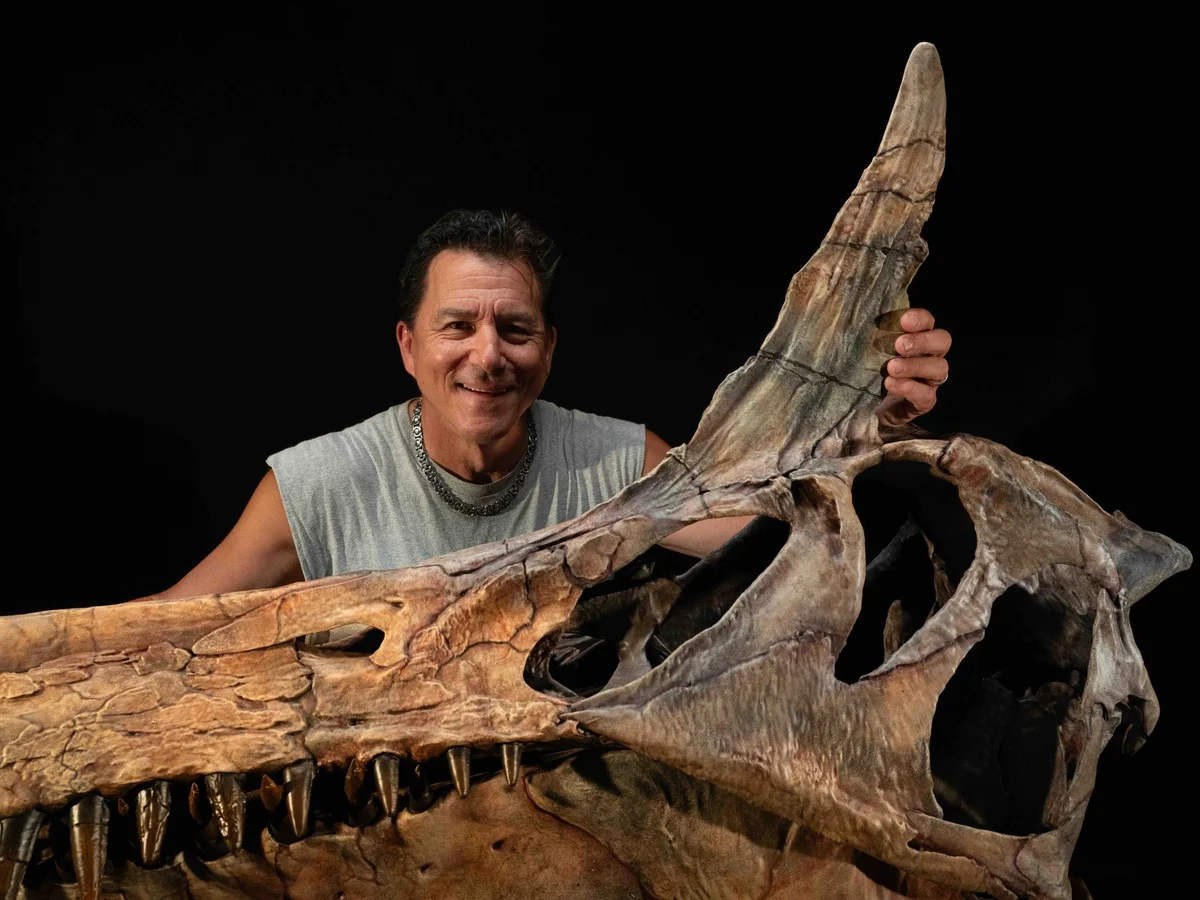 Paul Sereno con un cráneo reconstruido de Spinosaurus mirabilis