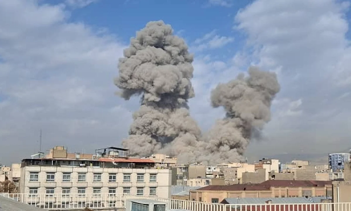 Columnas de humo sobre Teherán tras ataques aéreos entre Estados Unidos, Israel e Irán