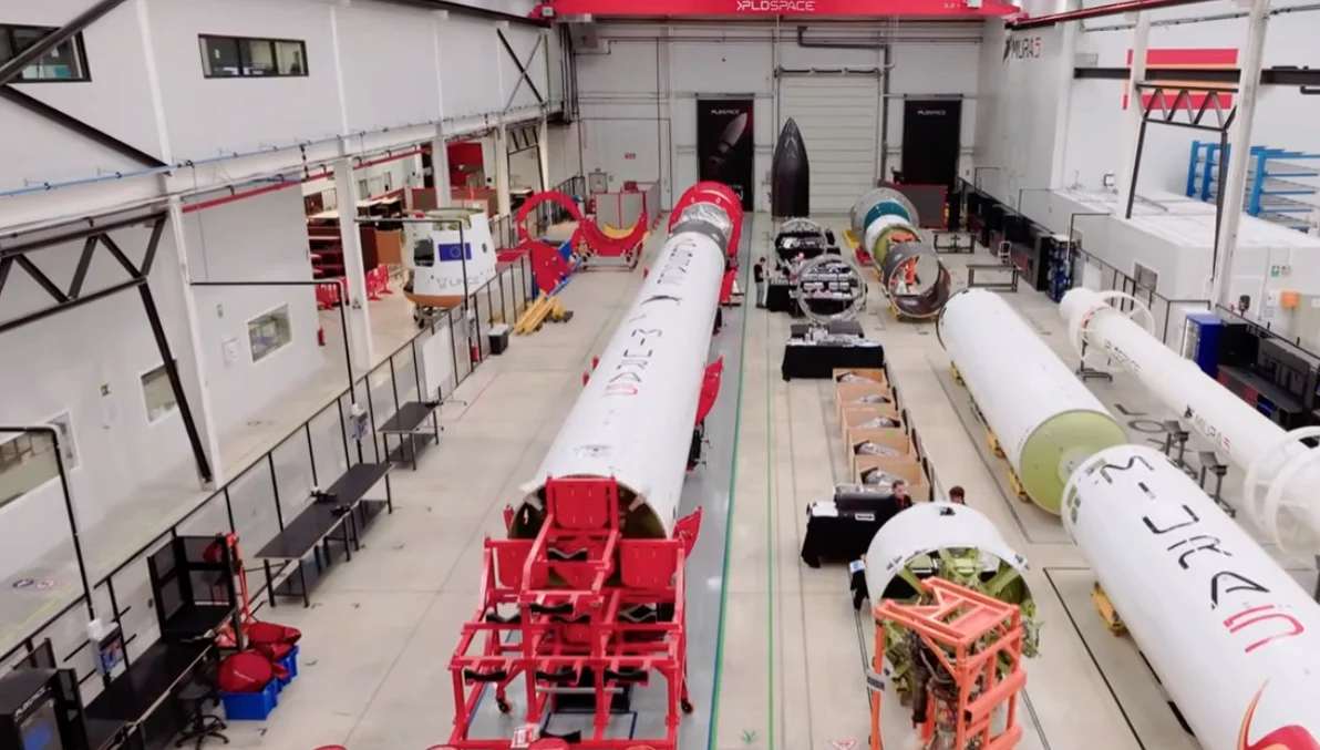 Vista general de la sala de ensamblaje de PLD Space con estructuras y secciones del Miura 5