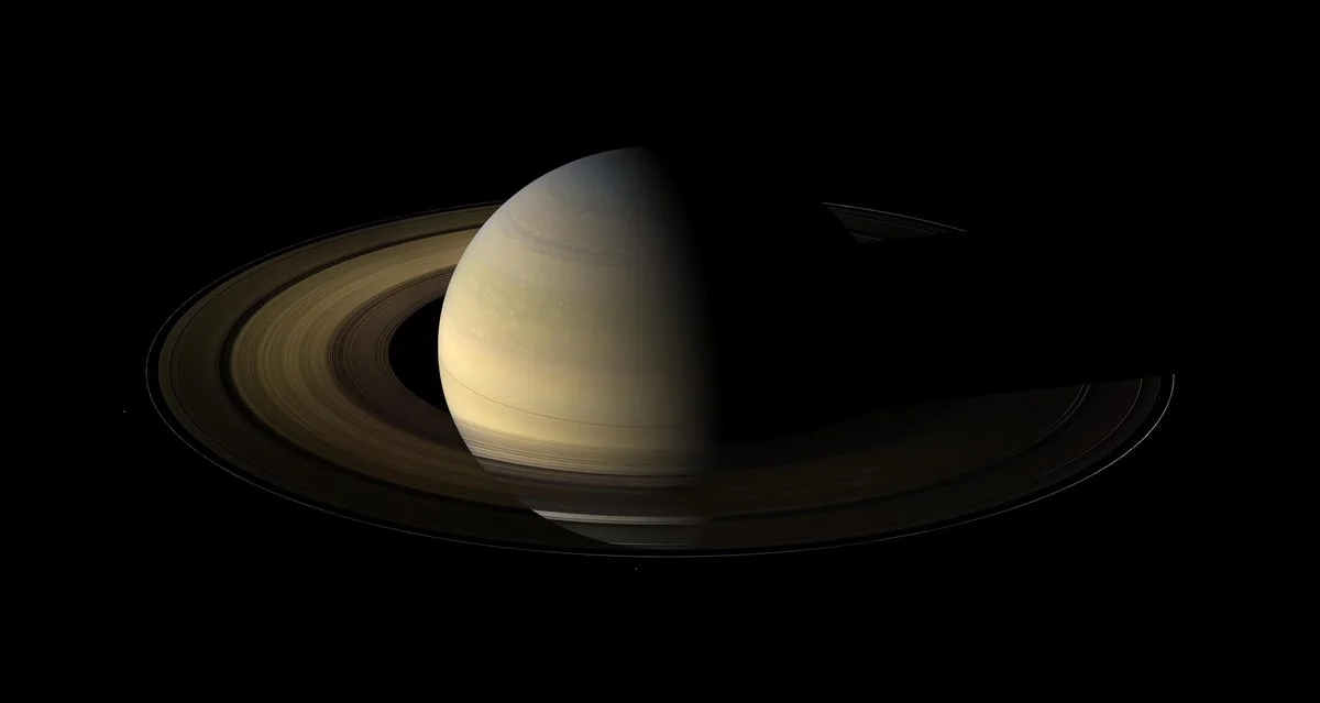 Saturno durante el equinoccio observado por la sonda Cassini en 2009