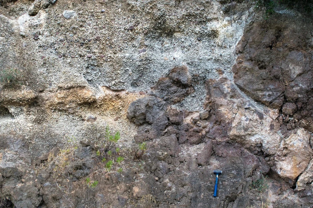 Detalle de capas volcánicas con depósitos de piedra pómez y rocas en Methana