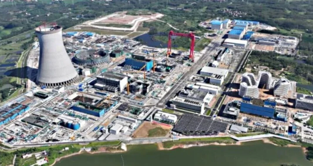 Planta industrial energética con torre de refrigeración y complejos