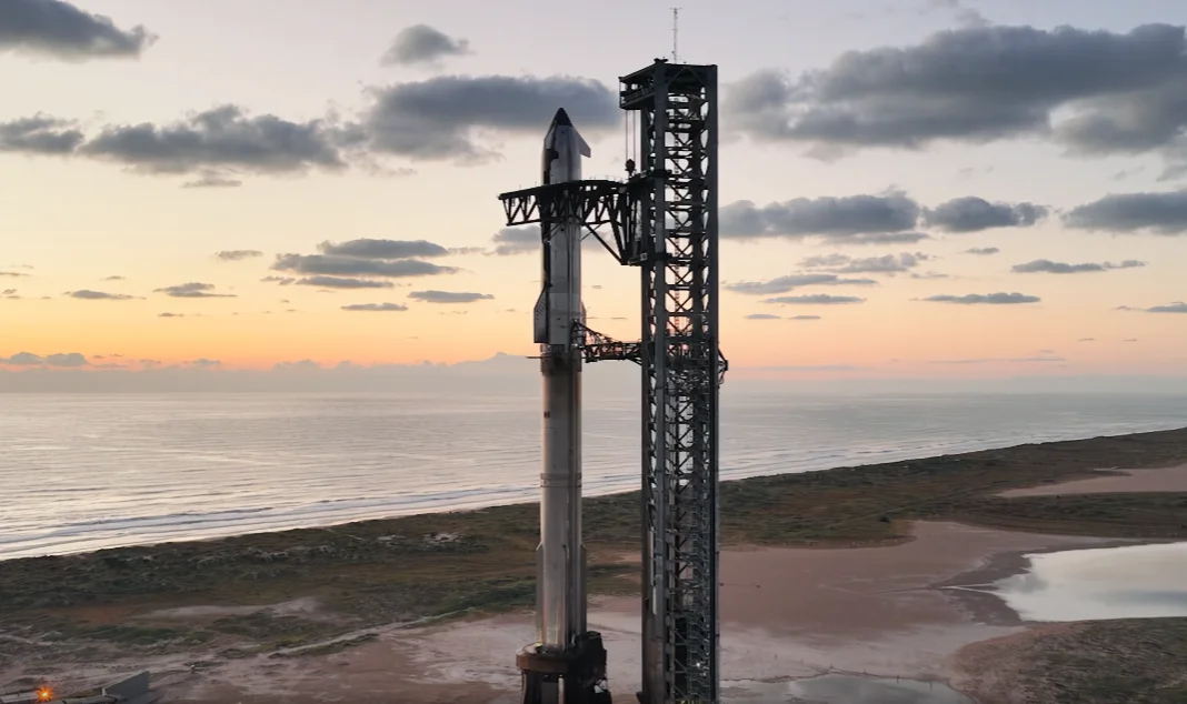 Falcon Heavy en plataforma antes del lanzamiento