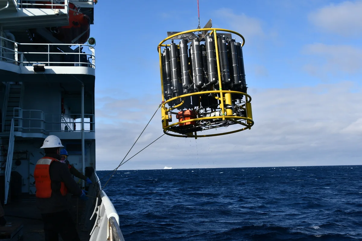 Sensores oceanográficos desplegados desde un buque en el programa GO-SHIP